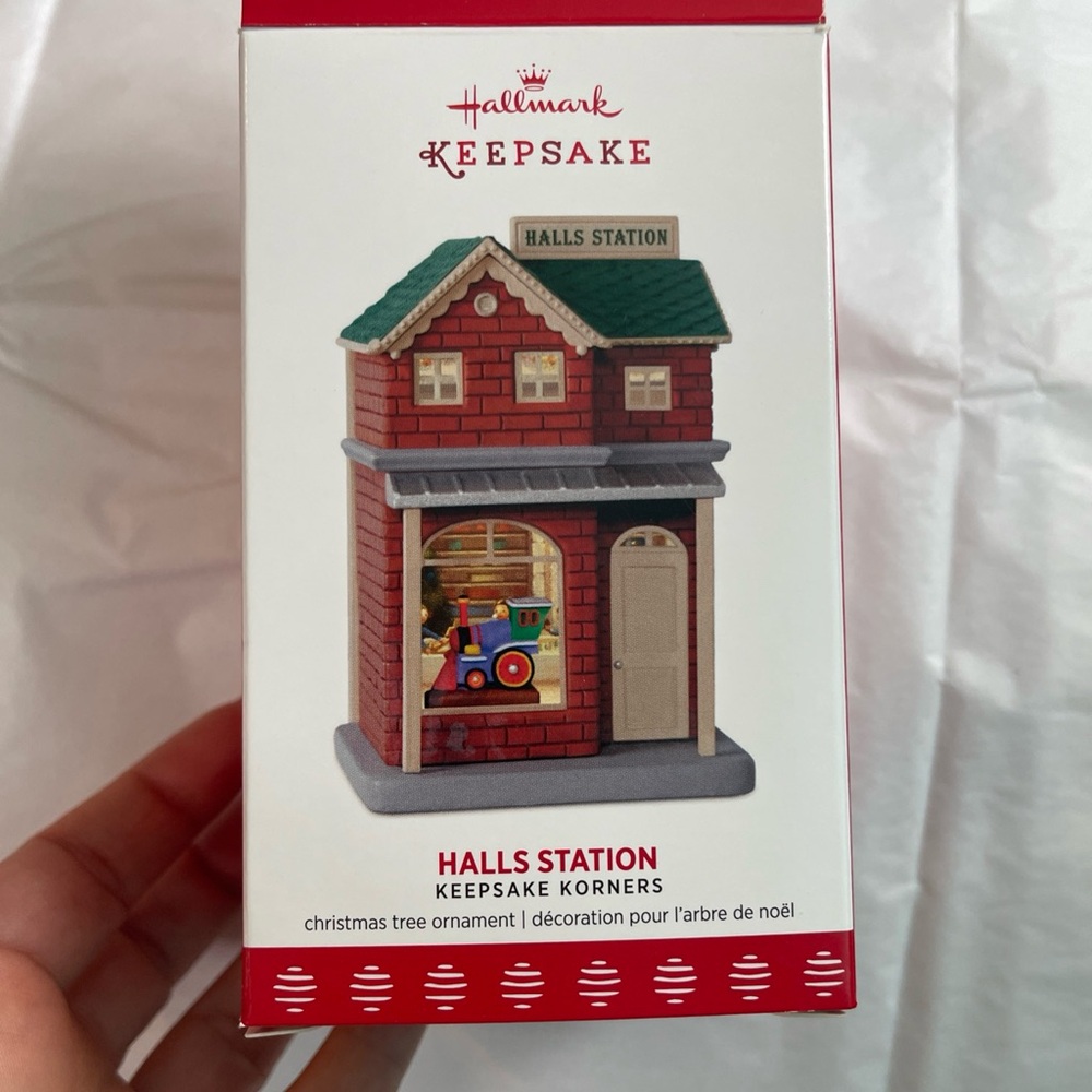 2017 Hallmark Christmas Tree Ornament Halls Station Keepsake Korners NIB